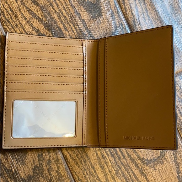 *BRAND NEW* Michael Kors Passport holder - Picture 3 of 7